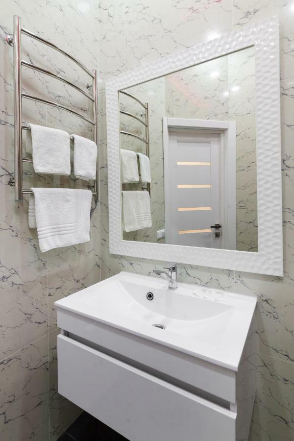 Leogrand One-Bedroom Apartments On Tugan-Baranovskogo 24 Lviv Bagian luar foto