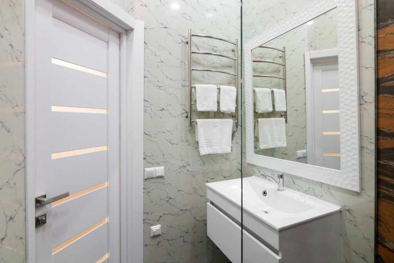 Leogrand One-Bedroom Apartments On Tugan-Baranovskogo 24 Lviv Bagian luar foto