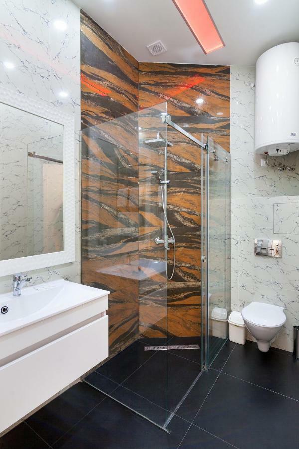 Leogrand One-Bedroom Apartments On Tugan-Baranovskogo 24 Lviv Bagian luar foto